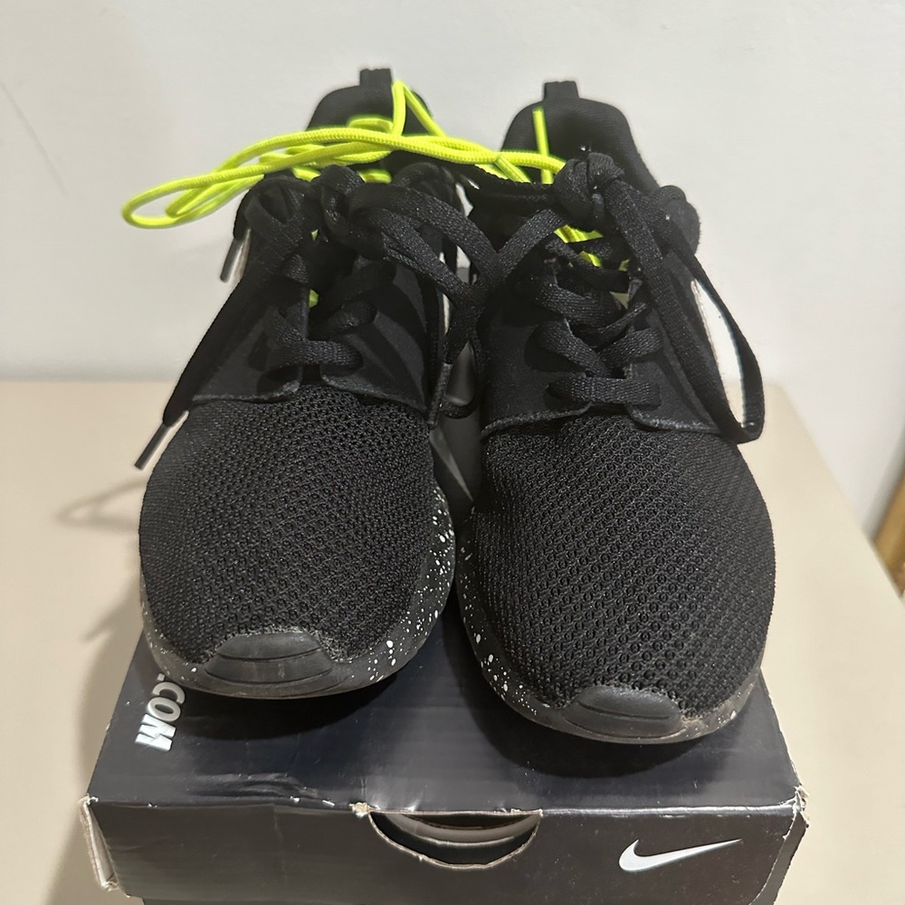 Nike women’s Black and white Sneakers